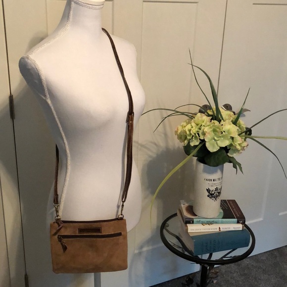 VAAN &CO. Handbags - Adorable Leather Leopard VAAN & CO Crossbody!